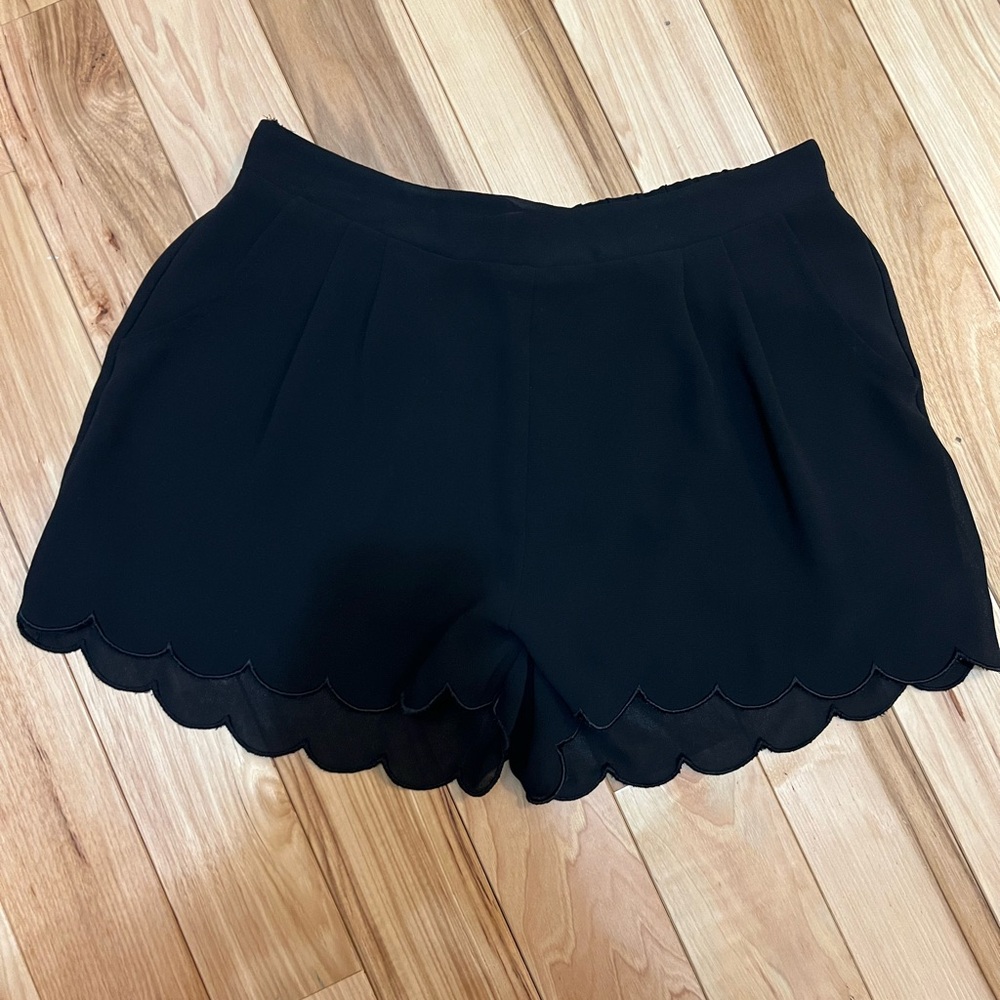Black Scalloped Hem Women's Shorts